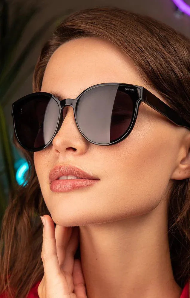 FREYRS DIVA SUNGLASSES IN BLACK
