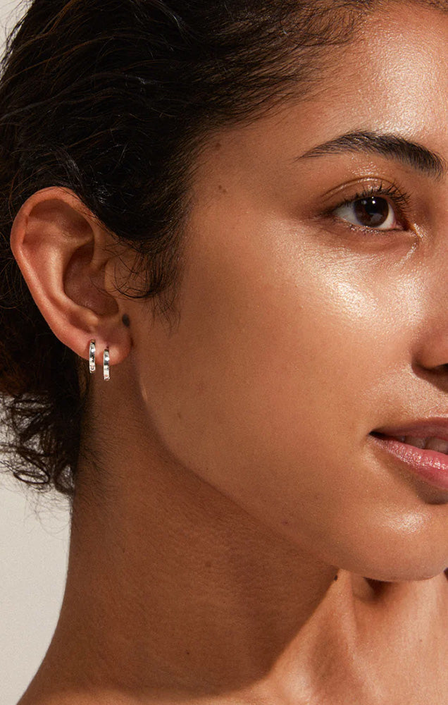 ARNELLE HOOPS IN SILVER