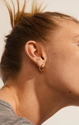 AICA MICRO RECYCLED HUGGIE HOOP EARRINGS IN GOLD