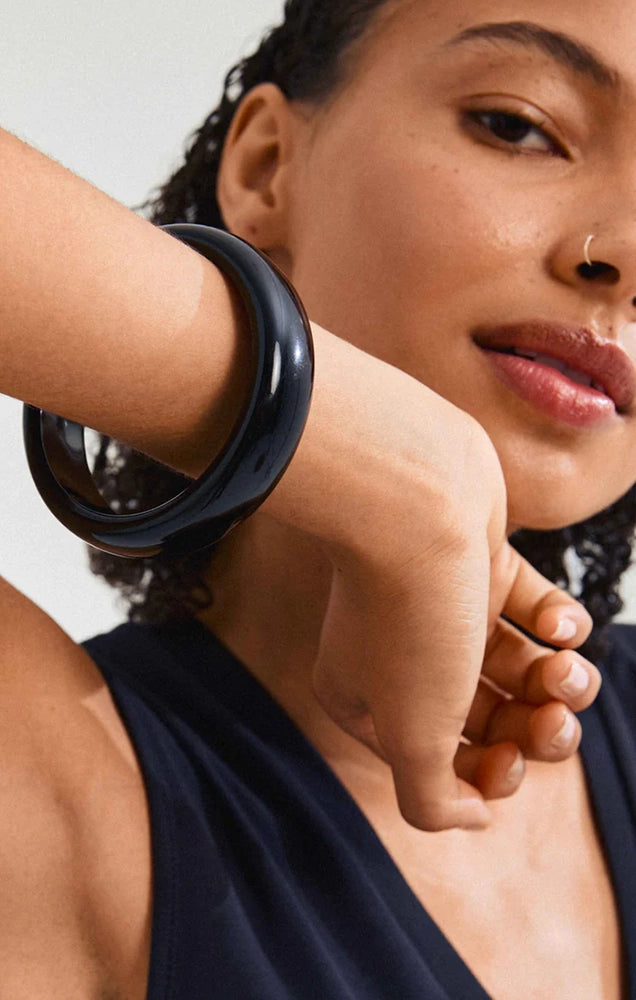 AASE RECYCLED ACRYLIC BANGLE BRACELET IN BLACK