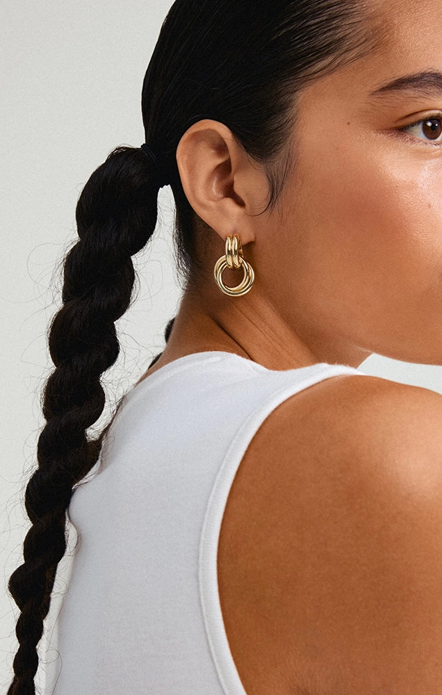 AGNI RECYCLED KNOT HOOP EARRINGS IN GOLD
