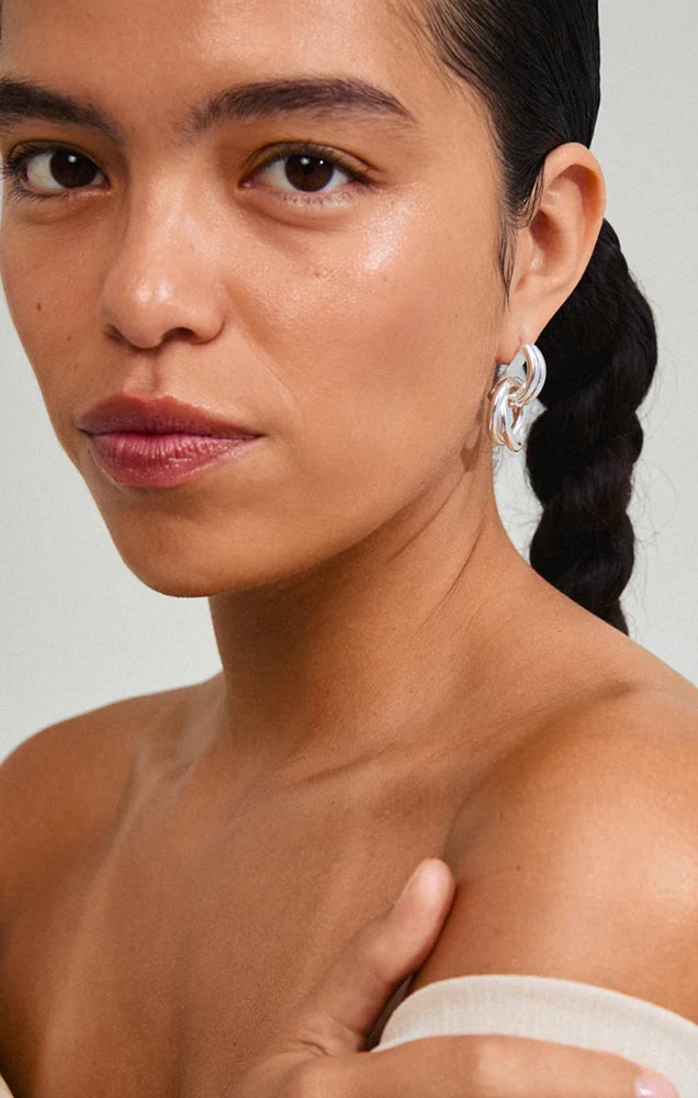 AGNI RECYCLED KNOT HOOP EARRINGS IN SILVER