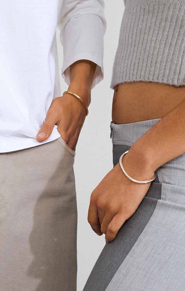 ALAIA RECYCLED THIN BANGLE BRACELET IN SILVER
