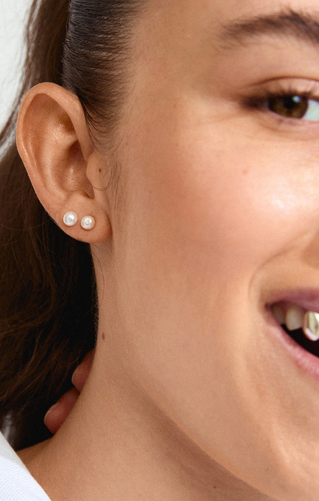 JORIE PEARLESCENT GLASS BEAD STUD EARRINGS IN SILVER