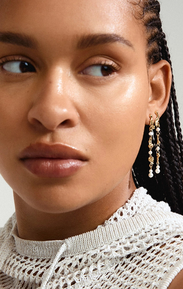 SLOANE PEARL EARRINGS IN GOLD