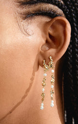 SLOANE PEARL EARRINGS IN GOLD