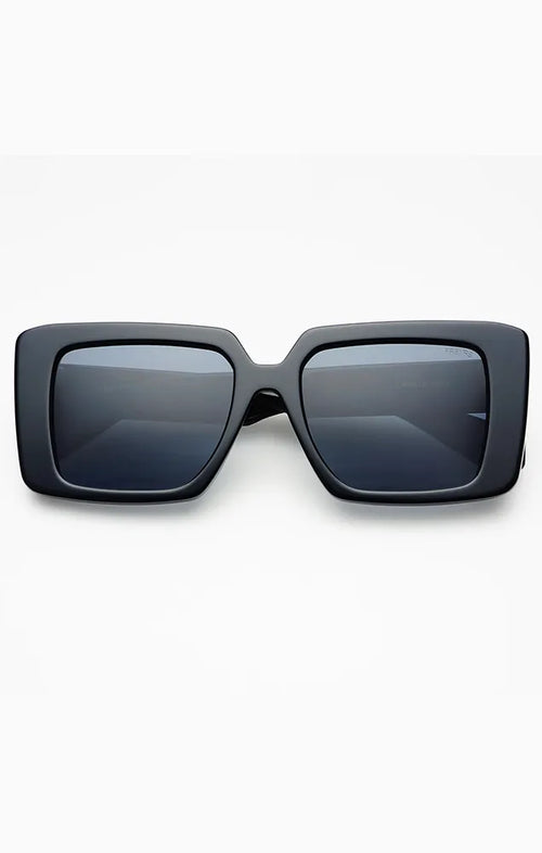 FREYRS CAMILLA SUNGLASSES IN BLACK