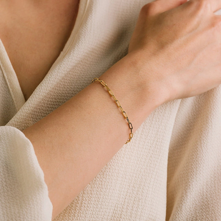PAPERCLIP CHAIN BRACELET IN GOLD