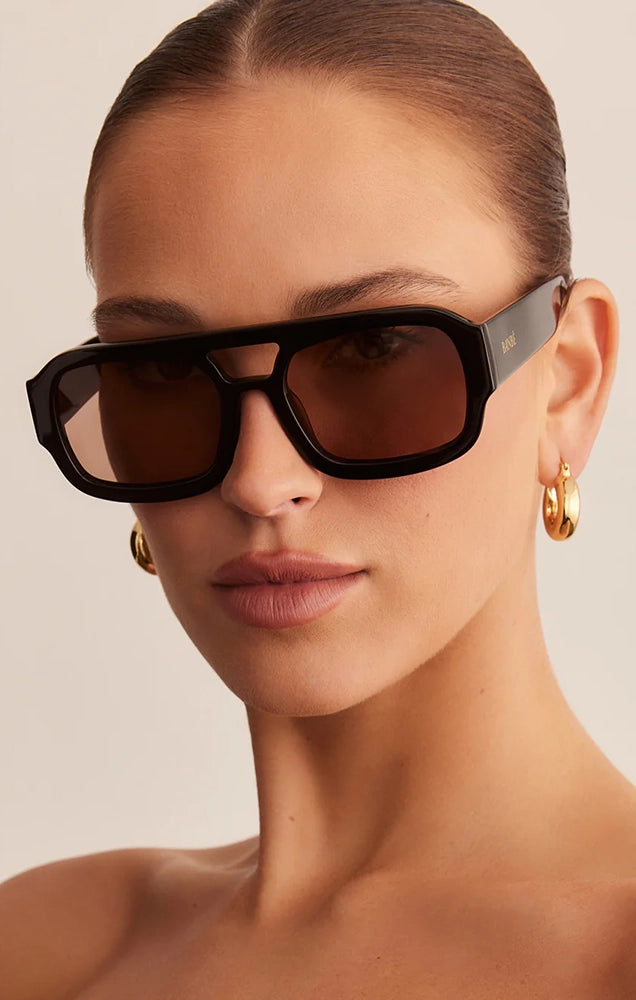 THE SUKI SUNGLASSES IN BLACK/CARAMEL